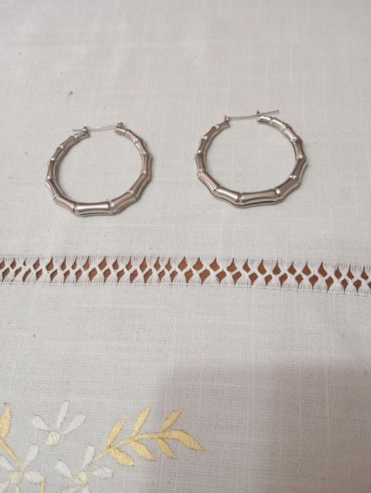 Vendo estes brincos muito bonito bom estado