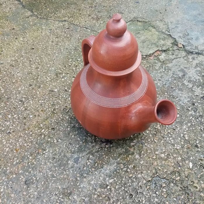 Pote de barro em forma de bule , antiguidades
