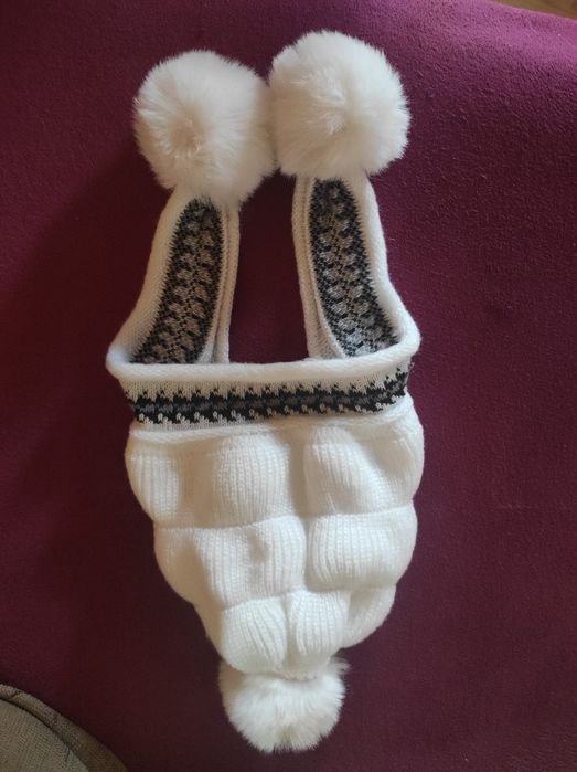 Biała zimowa czapka