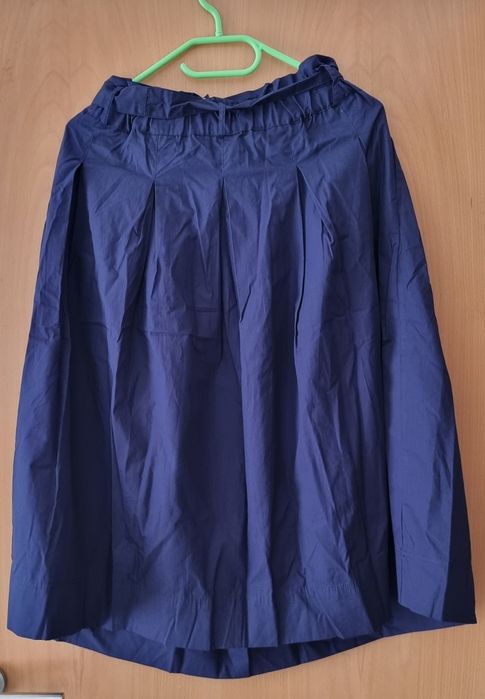 Saia de cor azul
