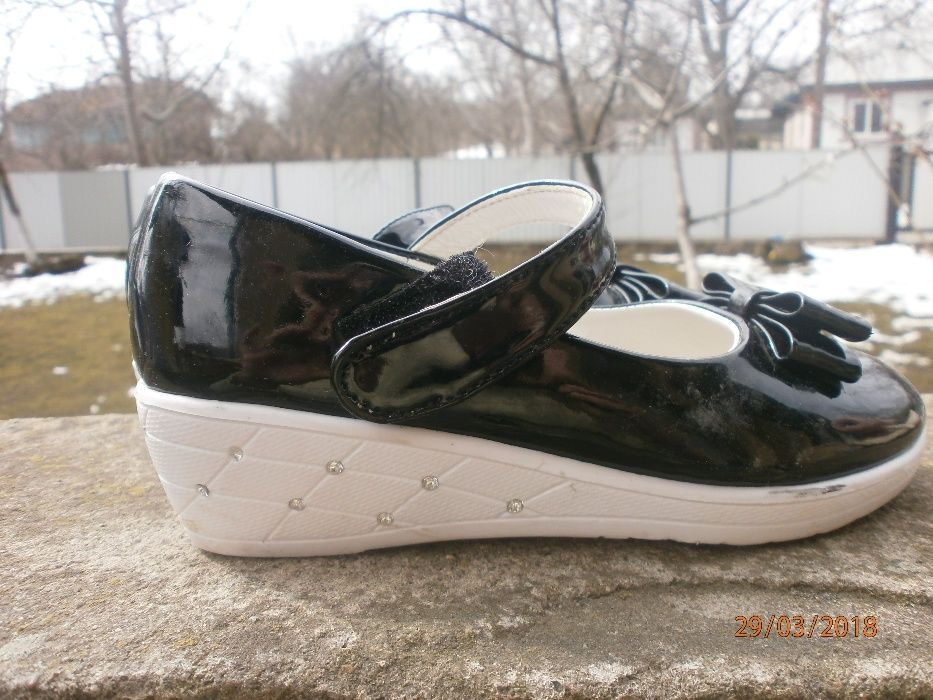 Модні туфельки зі стразами