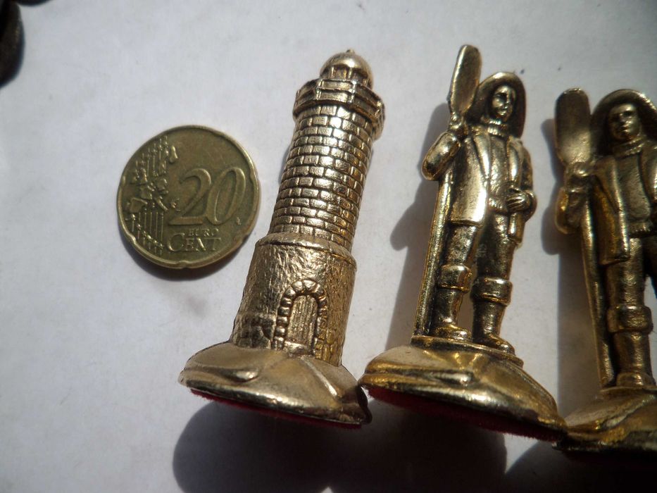 Lote 5 'Figuras' em Metal