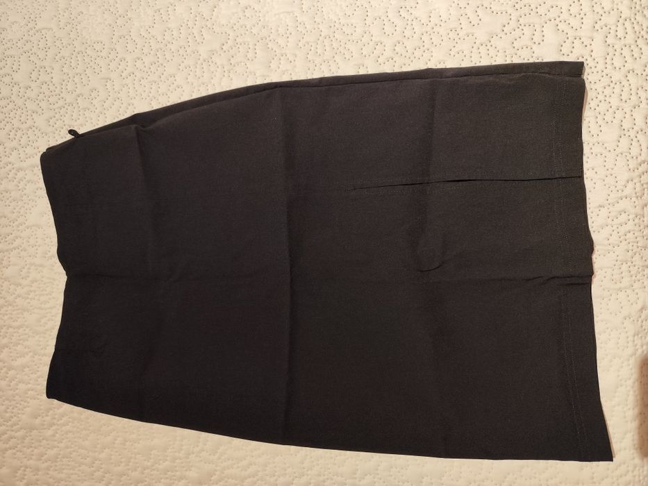 Saia preta cintada e com raicha