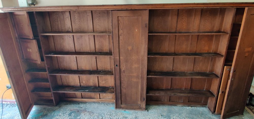 Drewniany regał apteczny aptekarski w starym stylu