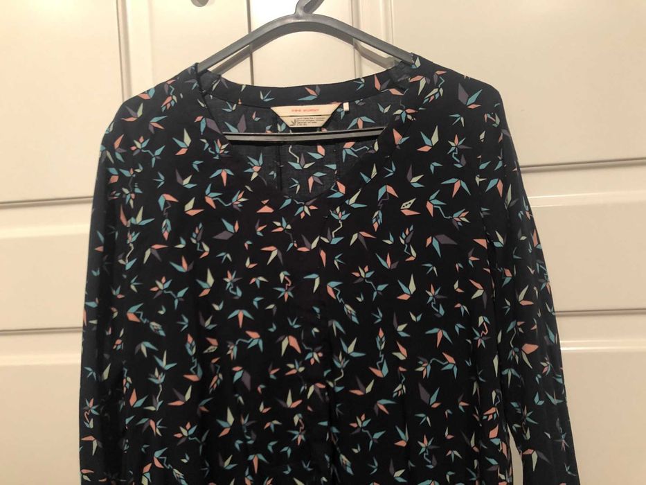 blusa preta com motivos florais coloridos  marca SKUNKUNK  tamanho S