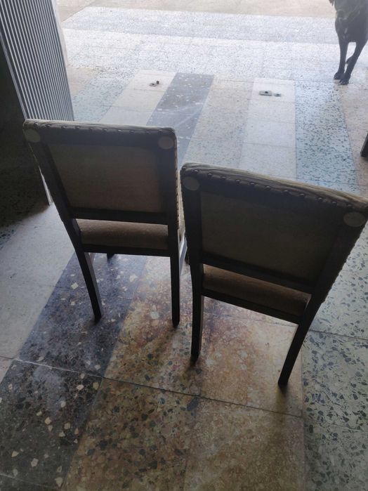 Cadeiras almofadadas