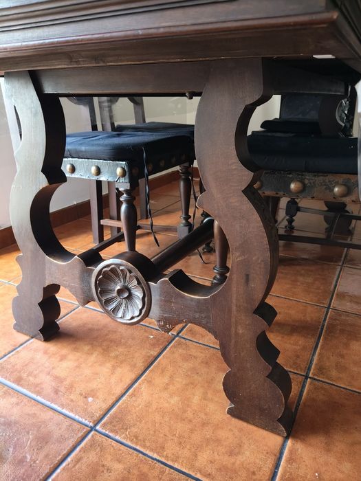 Conjunto mesa antiga com cadeiras