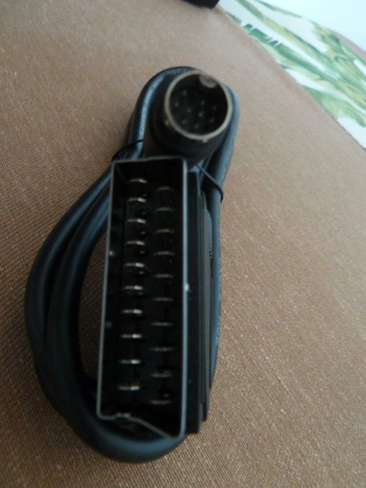 adapter - przejściówka z wtyczki Mini-Din-9 na wtyczkę Euro (Scart)