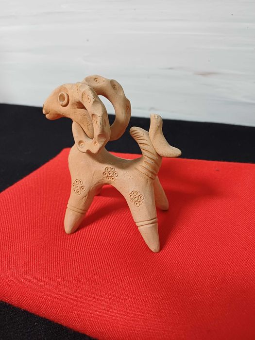 Estatueta de um carneiro em barro cozido