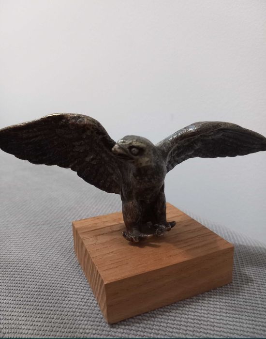 Mosiężny ptak na podstawce