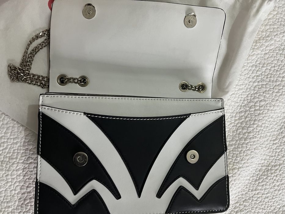 Bolsa Guess preta e branca