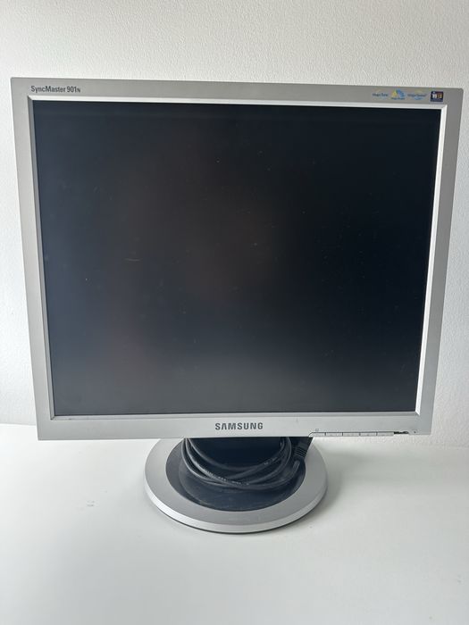 Monitor de computador da marca Samsung, modelo 901N, usado.