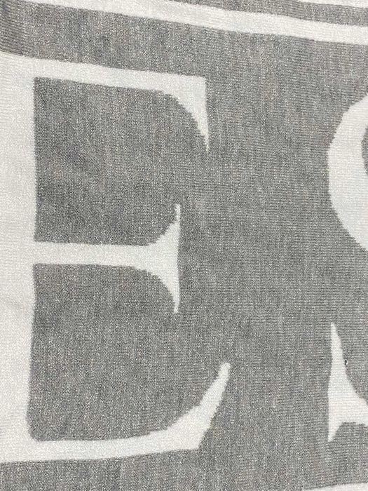 Szalik Guess szary biały logo