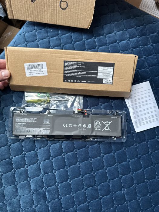 litowo-polimerową baterię do laptopa HP (model CC03XL) zapakowaną w plastikową wytłoczkę, w komplecie z kartonowym pudełkiem, instrukcją obsługi
