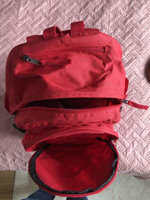 Czerwony plecak trekkingowy
