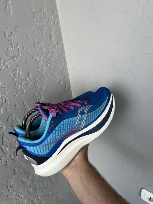 Saucony кросівки жіночі бігові