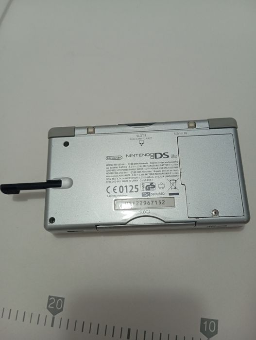 Nintendo DS Lite com mod USB-C (carrega normalmente).