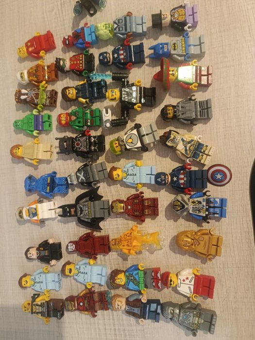 Minifigurki LEGO około 300 sztuk
