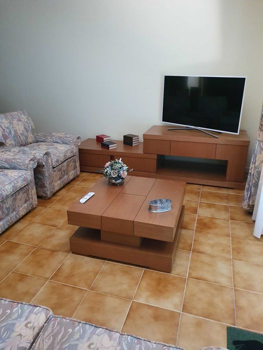 Móvel e mesa de centro em cerejeira