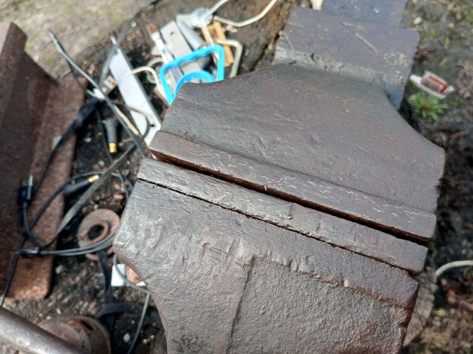 Продам слісарні тіски