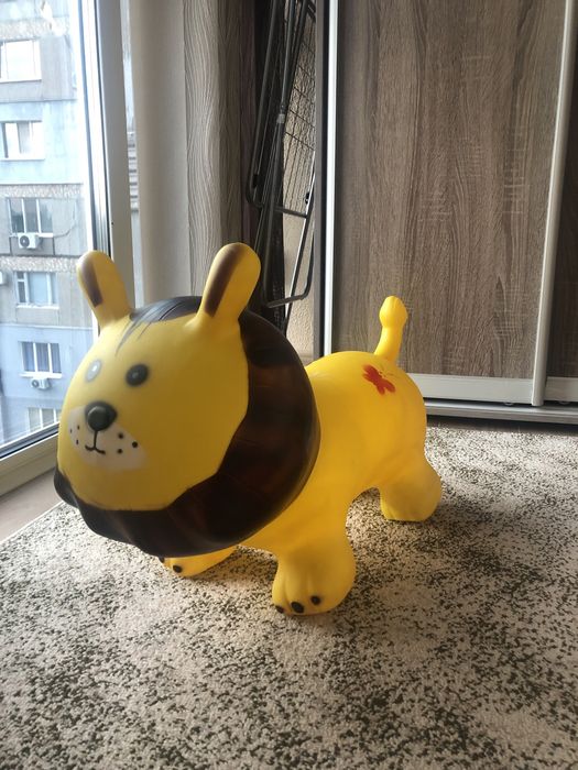 Надувний пригун-левенятко