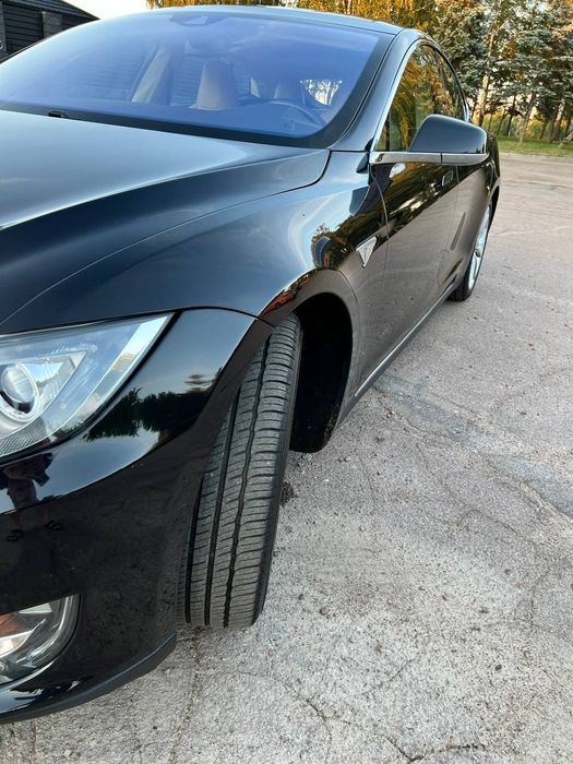 Tesla S 90D повний привід