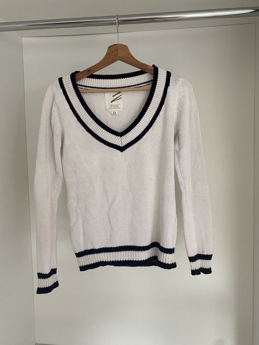 Bialy sweter