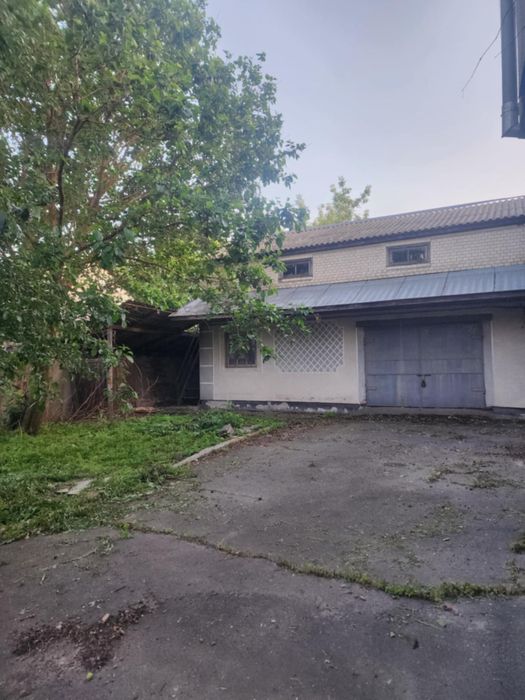 Продаж двоповерхового будинку з мансардою