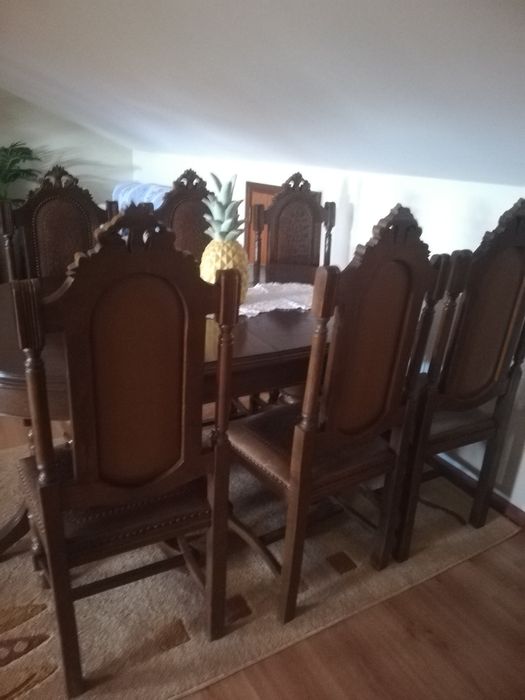 Mesa de jantar com 8 cadeiras de couro