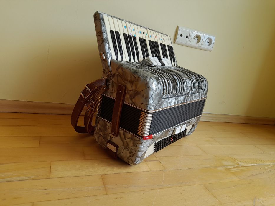Akordeon 80 basowy ( niemiecki) z walizką