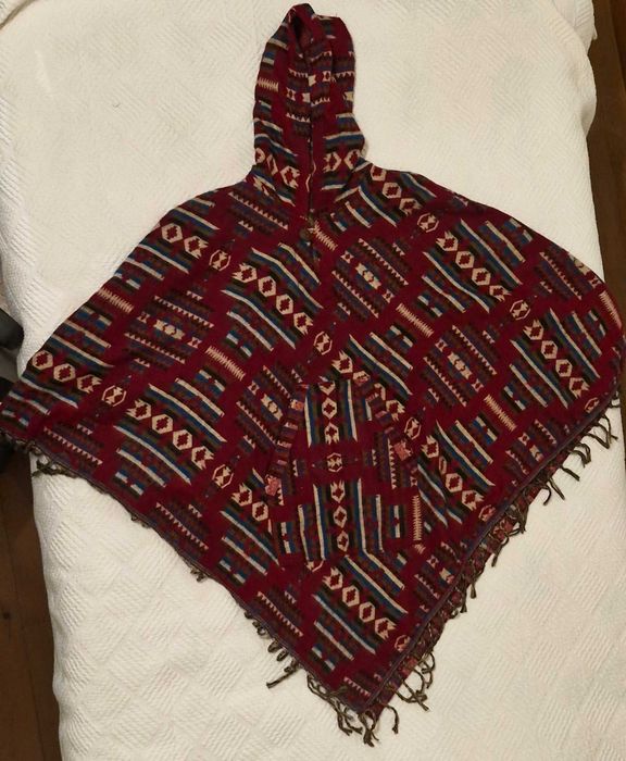 Poncho vermelho com padrão de Lã (Novo)