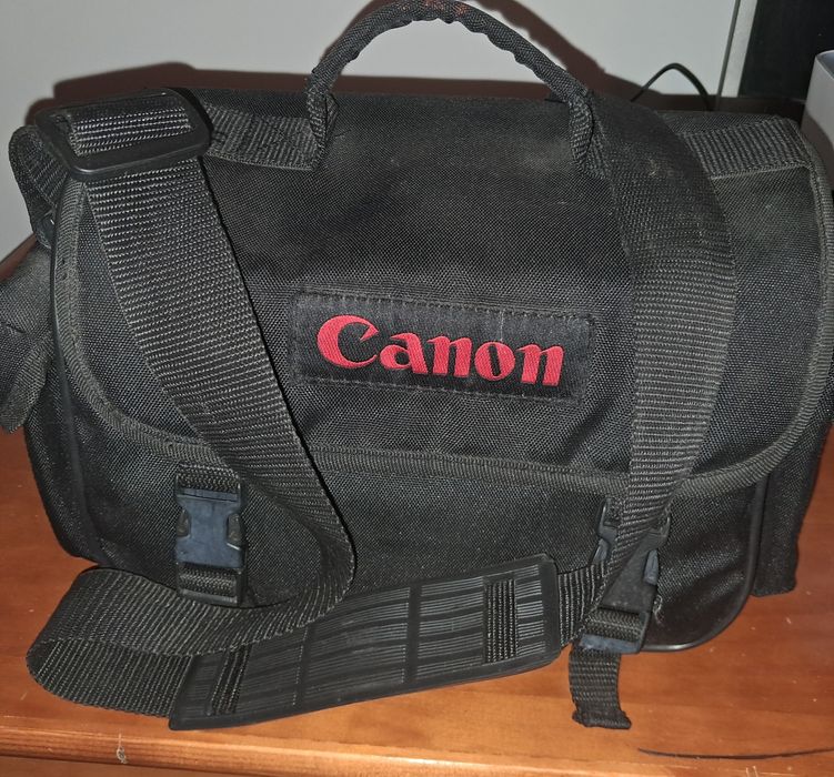 Máquina analógica Canon com mala