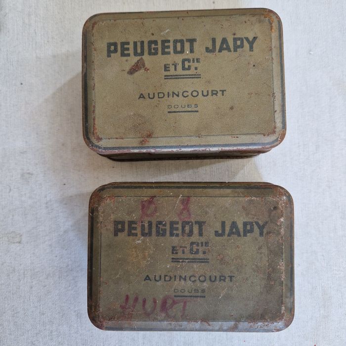 2 latas bem antigas Peugeot Japy