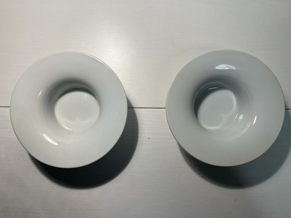 Dwa białe świeczniki Ikea