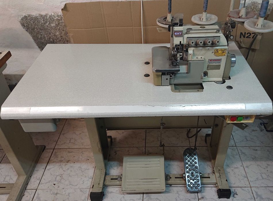 Máquina de Costura de Corte e Cose da marca Pegasus EXT-5214-03