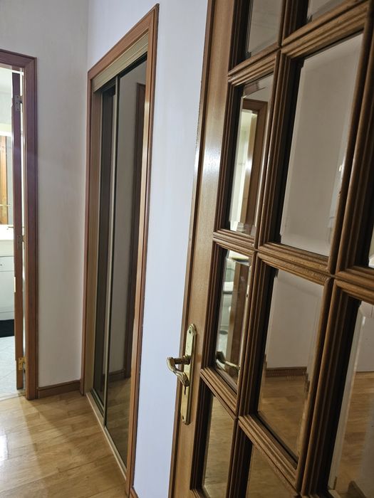 Alugo suite com muita luz natural e casa de banho grande.