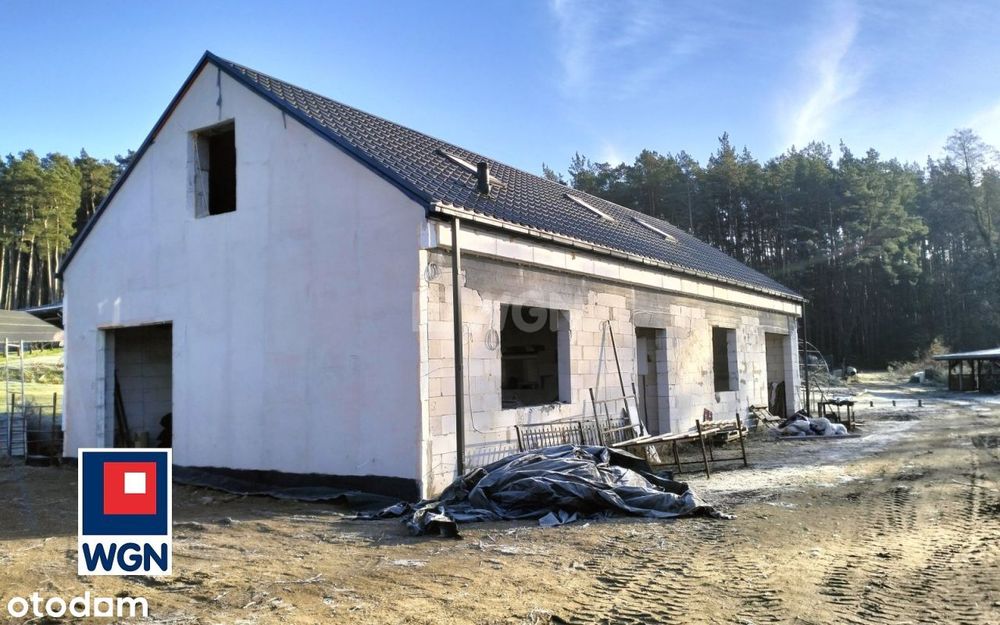 Posiadłość- dom w budowie z linią brzegową jeziora