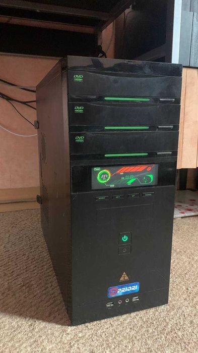 Компьютерный корпус с экраном