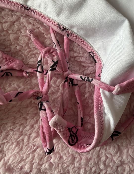 Bikini we wzór vs różowe w paski dwuczęściowe