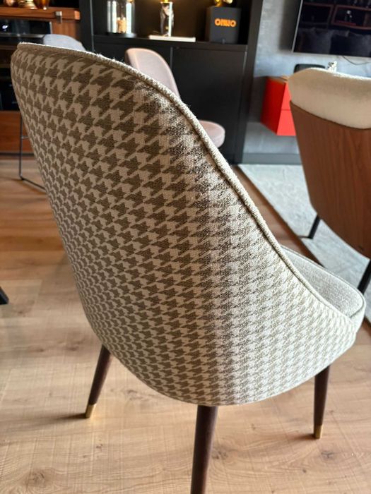 Cadeira em tecido bege