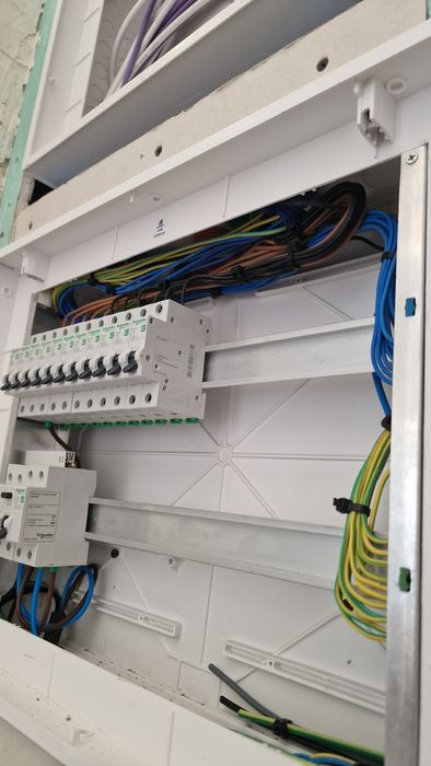 Eletricista — Reparações e Instalações Elétricas