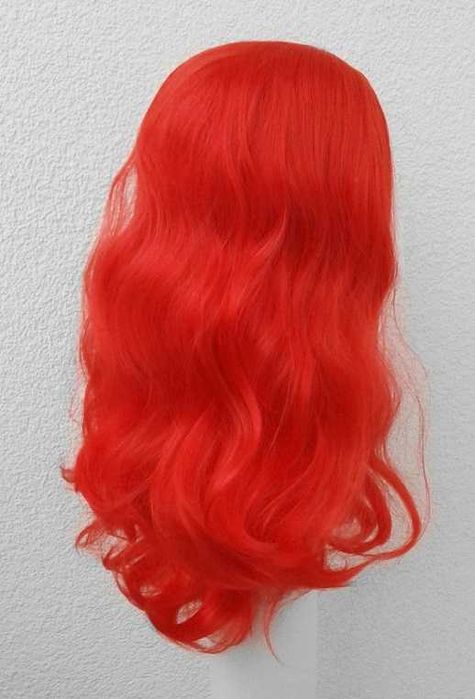 Czerwona długa peruka z przedziałkiem falowana bez grzywki cosplay wig