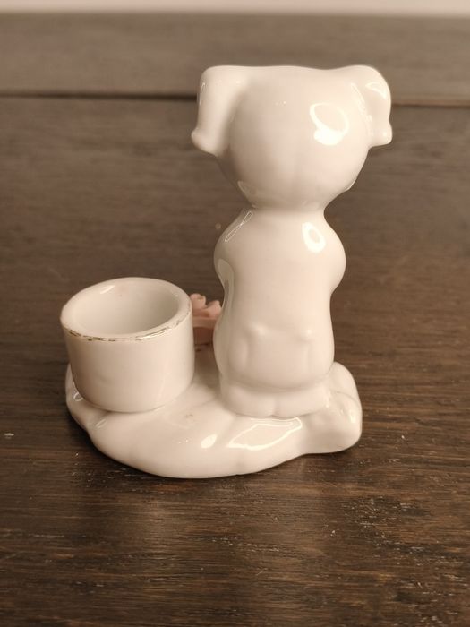 Porcelanowy figuralny świecznik z modlącą się dziewczynką i różą ²¹⁶