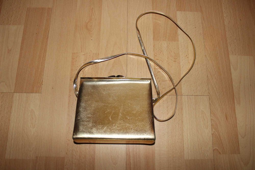 Elegancka złota torebka typu kopertówka do sukni wieczorowej