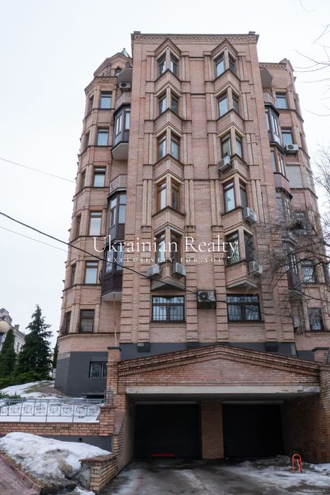 Продаж паркомісця в закритому паркінгу по вул. Кудрявська, 13–19