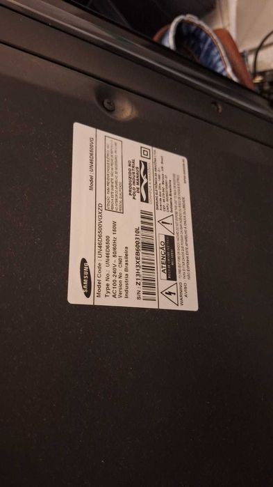 Televisor TCL 50P635 - 50 pol 4K Ultra 3840x2160 Smart TV completa com comando e pés.