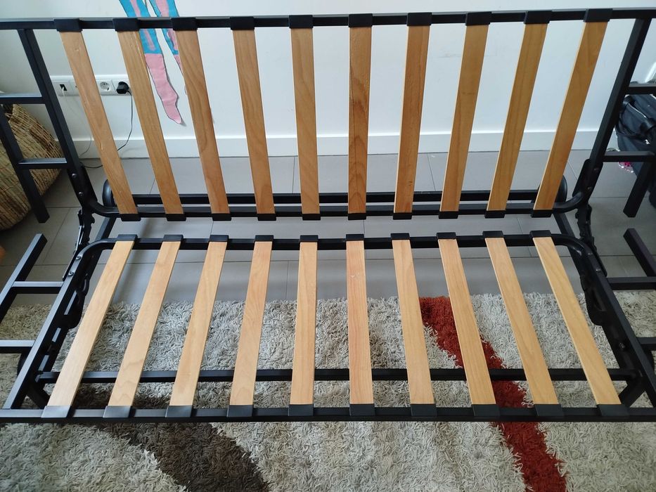 Sofá cama, em ripas