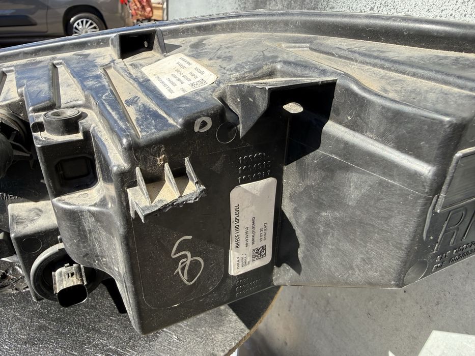 Передня права фара до tesla model X