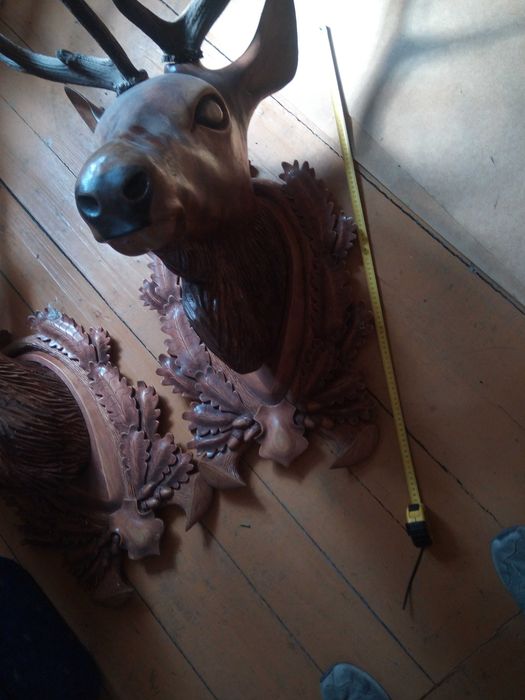 Rogi jelenia a głowa rzeźbiona z drzewa lipowego