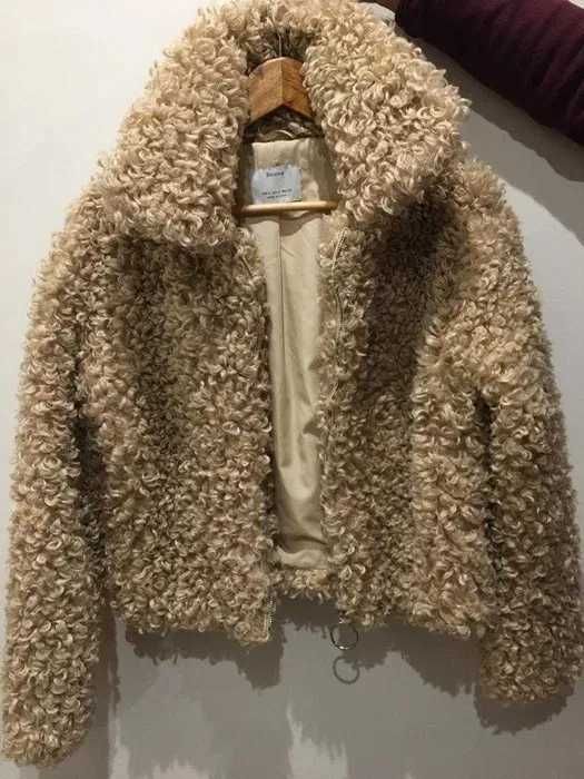 Casaco pêlo encaracolado bege da Bershka, NOVO a ESTREAR